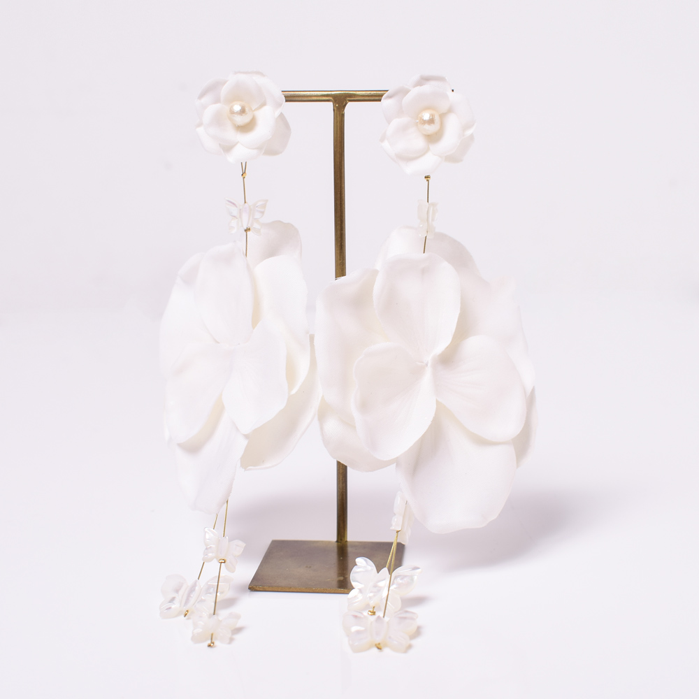 KAPULI FLOWER EARRING(カプリフラワーイヤリング)(オフ)orgablanca