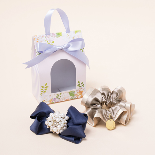 花柄ギフトbox入り バイカラーサテンシュシュ カフェモカ リボンバレッタ ネイビー セット Eily Ily エイリーイリー ブライダルアクセサリー ウエディング通販 レンタル メゾンシュシュ オルガブランカ フランブルーム