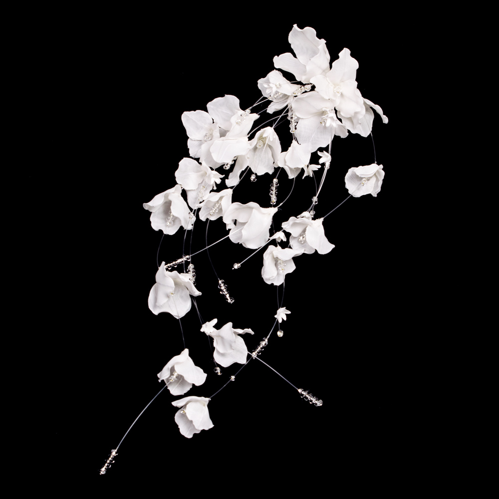 ベールの様に純白の花を身に付けられるヘッドドレス