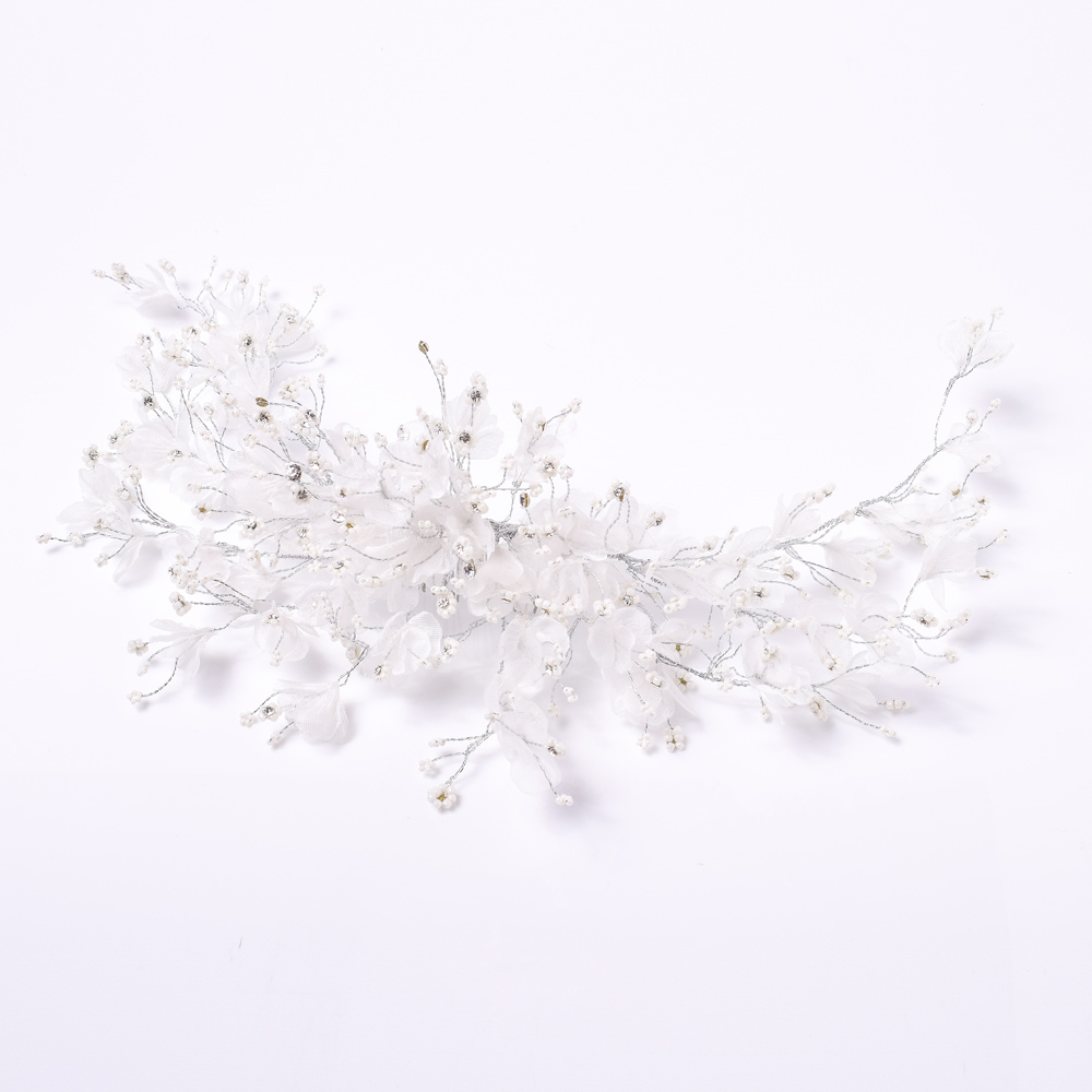純白の花々をモチーフにした清純なヘッドドレス