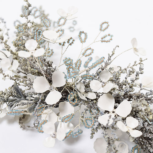 白い小花のブライダルベールは結婚式で幸せな花嫁がベールをまとったような姿に似ていることから、「幸福」「幸せを願う」といった花言葉が付けられています